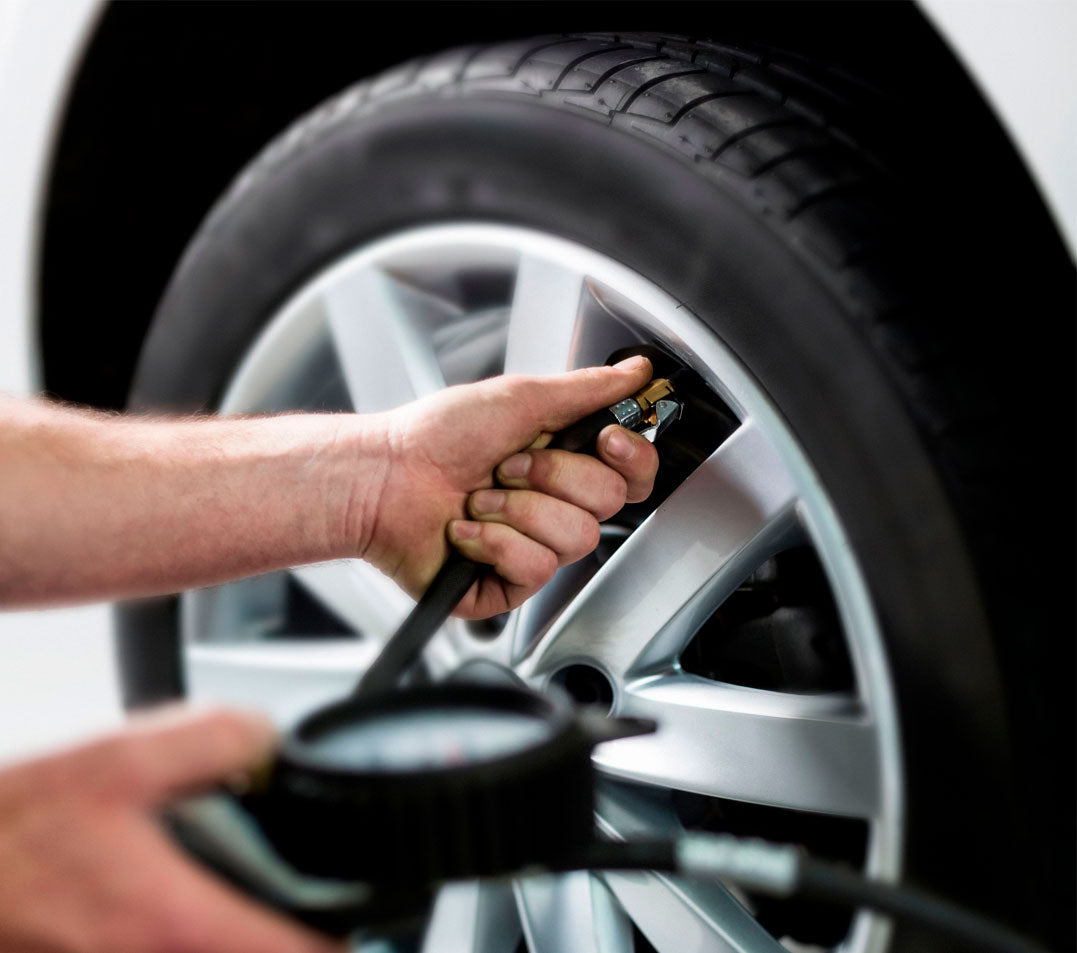 ¿A qué presión debo inflar mis neumáticos?